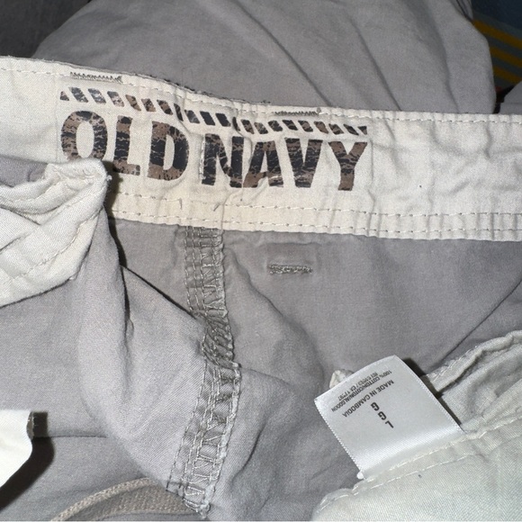 Old Navy Gray Cargo Shorts Men’s Size Large - Picture 3 of 3